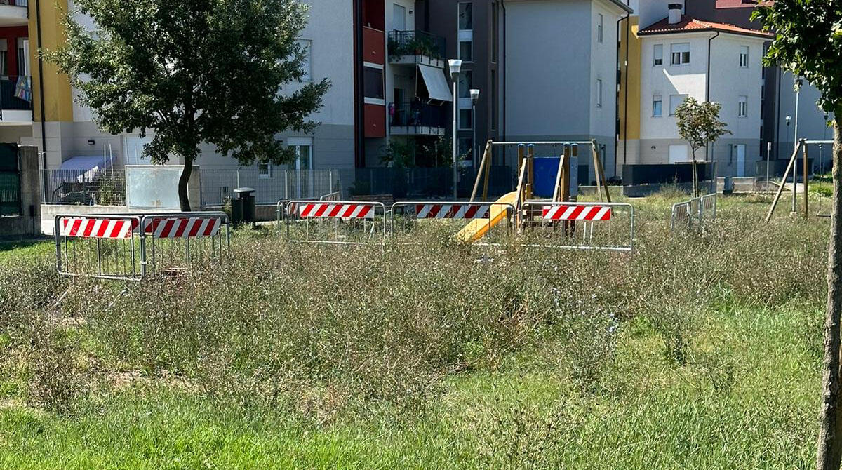 Parco giochi per bambini impraticabile, la segnalazione: "nessuno viene a ripararlo" - Parco giochi via Lotti, Viserbella di Rimini