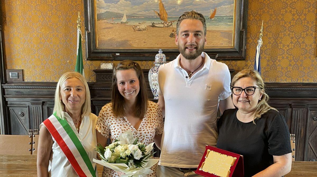 Elisabeth dalla Germania in viaggio di nozze a Cattolica: premiata la turista fedele -