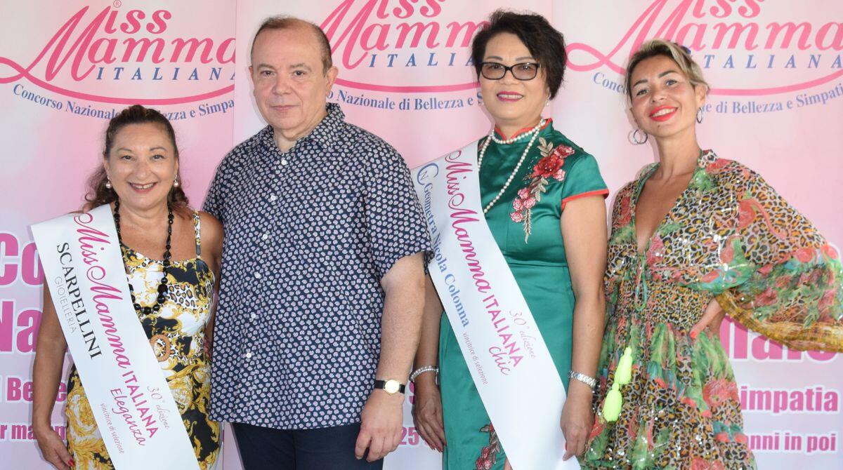 Miss Mamma Italiana, speciale appuntamento all'alba incorona Giovanna Zappaterra - da sinistra, Valeria Valeri di Santarcangelo; Paolo Teti; Zhang Chunhua di Rimini e Serena Pagliaran