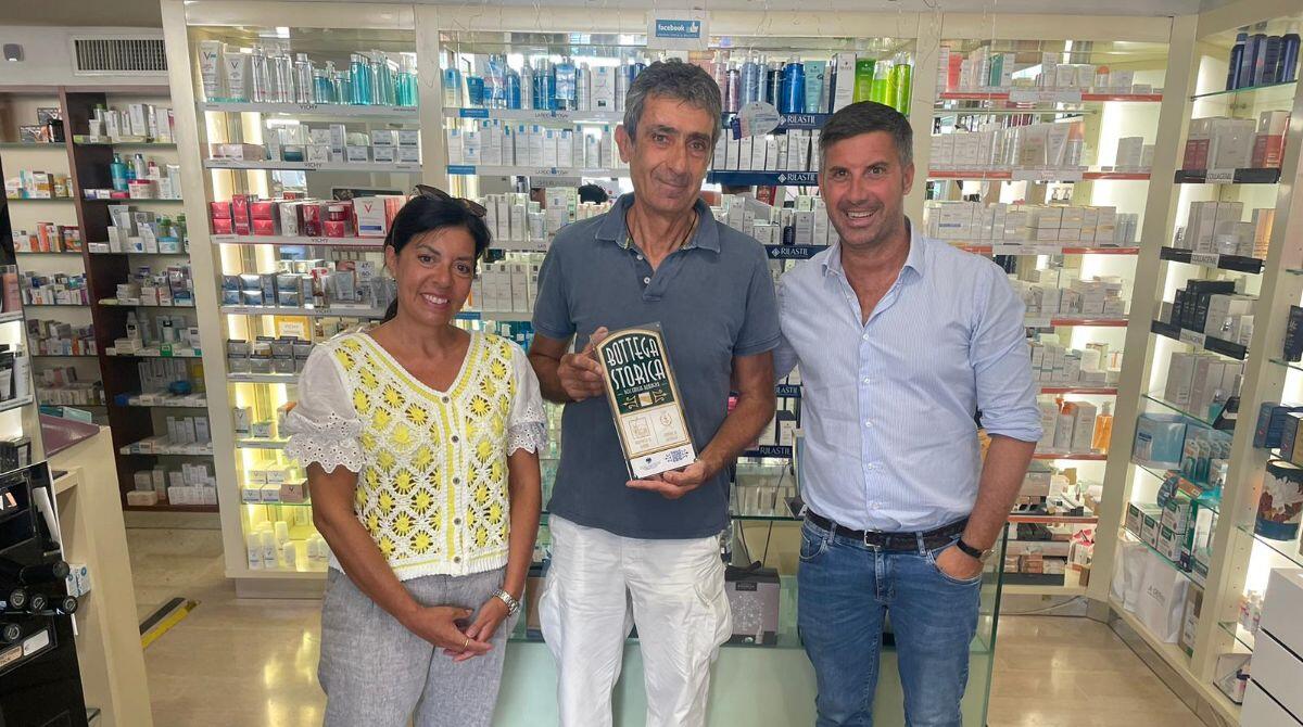 L’Antica Farmacia Ballotta, attiva dall'inizio del '900, nuova Bottega Storica di Cattolica - La consegna della targa