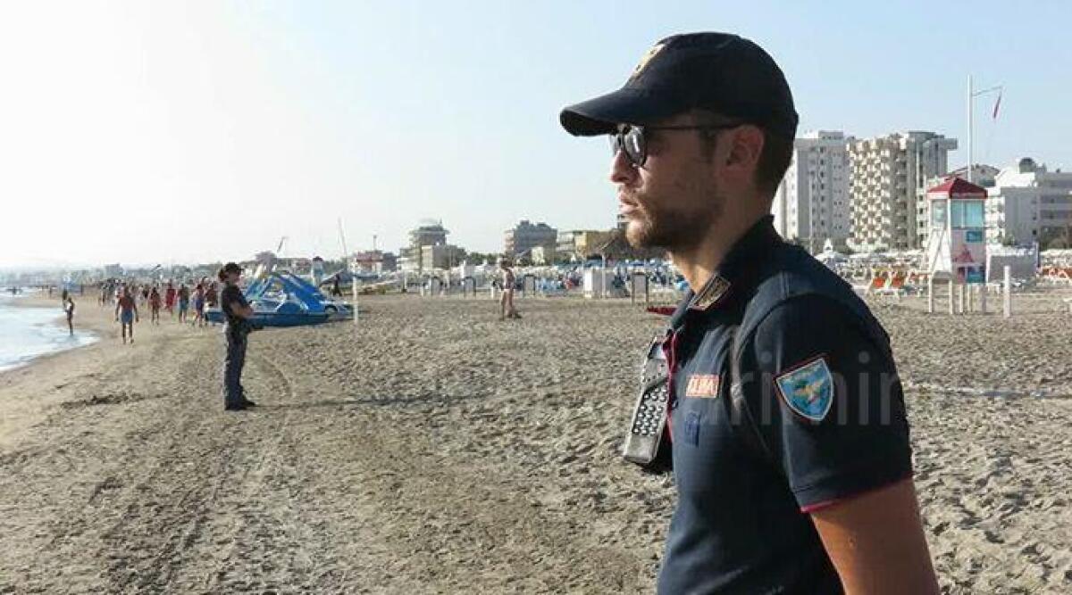 Rapina in spiaggia, porta via uno zaino: nella fuga rompe il naso a uno degli inseguitori. Arrestato - Agente di Polizia in spiaggia a Rimini ARCHIVIO