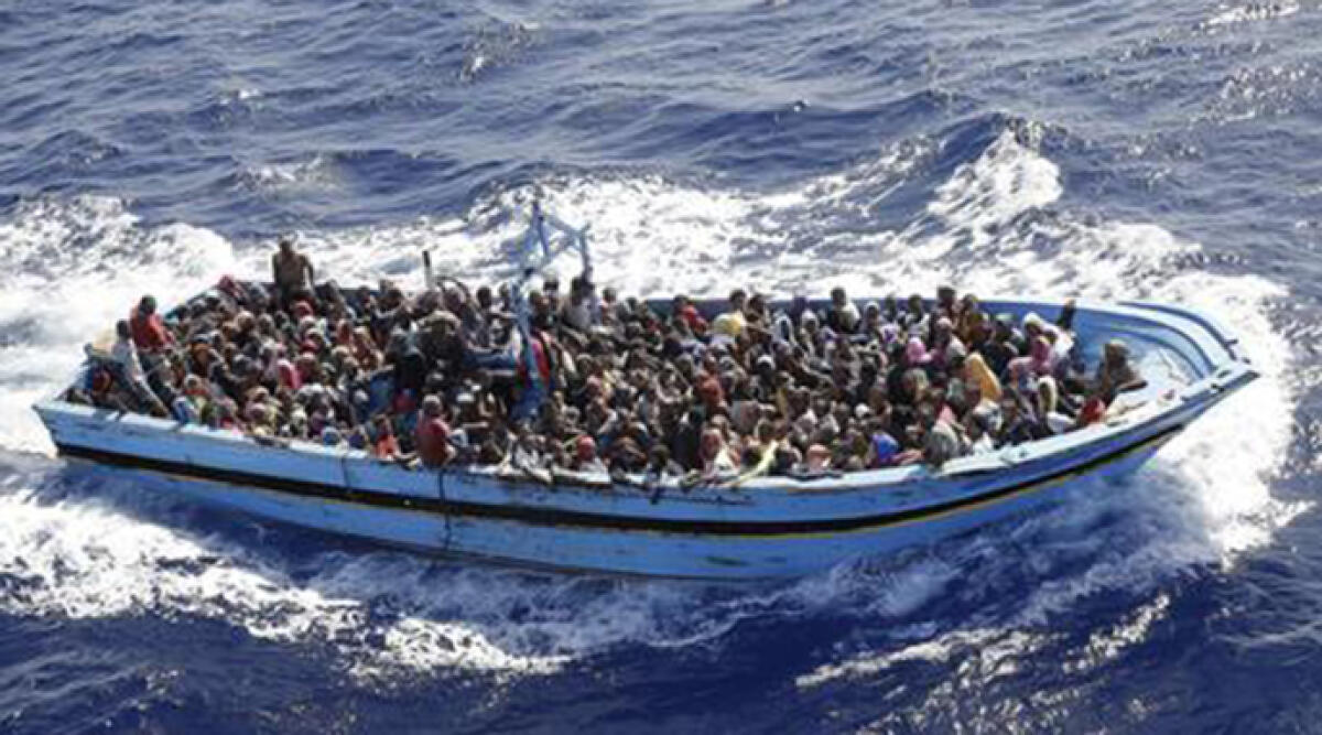 Sbarco umanitario ad Ancona: rifugiati provenienti dall'Africa accolti e assistiti - Un barcone carico di migranti, foto Ansa