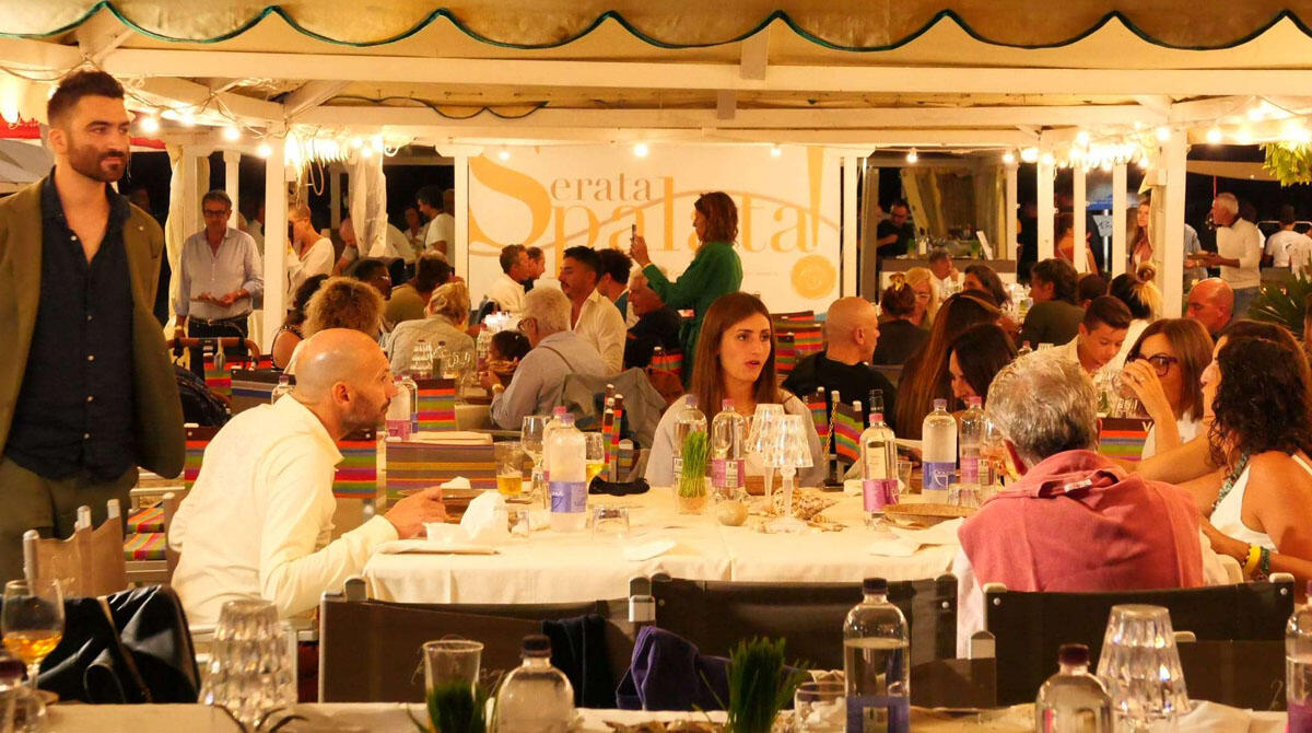 Serata spalata, la cena in spiaggia raccoglie quasi 4000 euro per beneficenza - Foto Mauro Monti