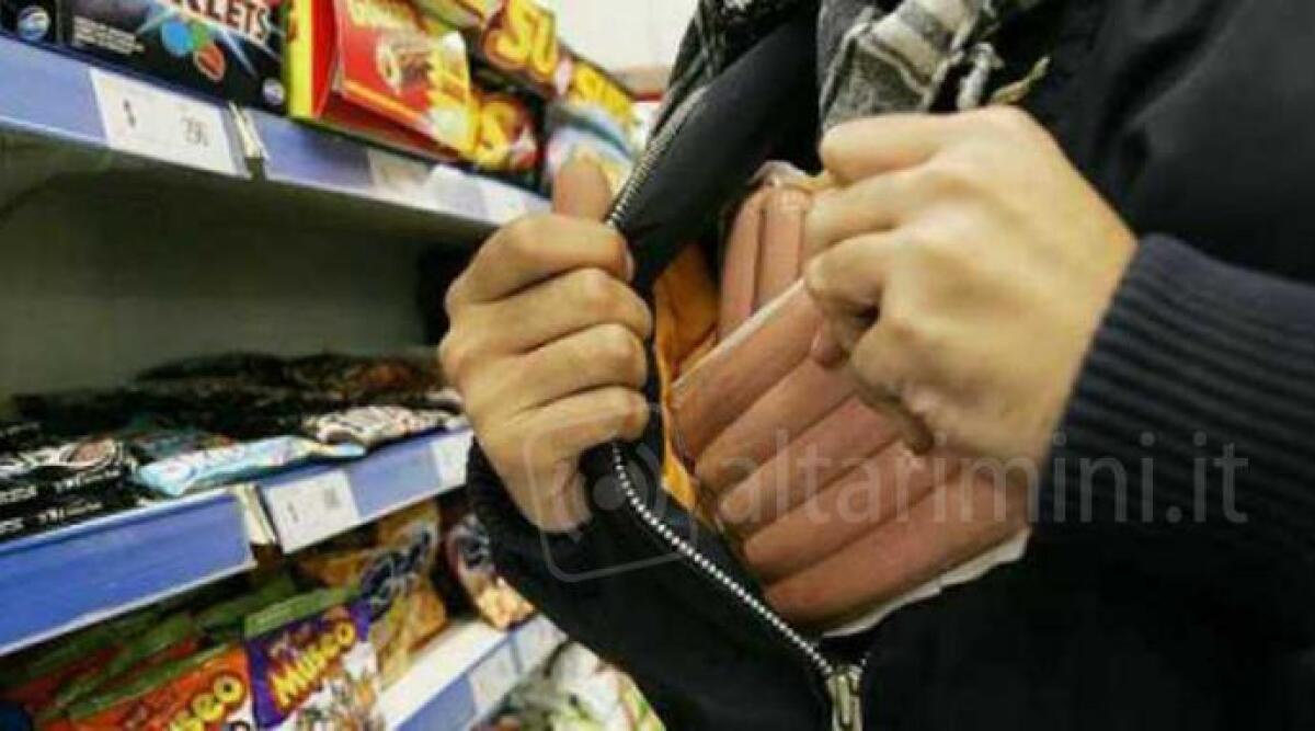 Beccati mentre rubavano dagli scaffali, addetto alla sicurezza preso a calci. La Polizia ne arresta uno - Foto di repertorio