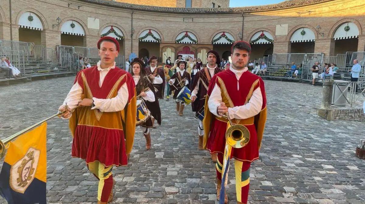 Si alza il sipario sul Palio del lo daino e la disfida tra le contrade - Palio del daino a Mondaino