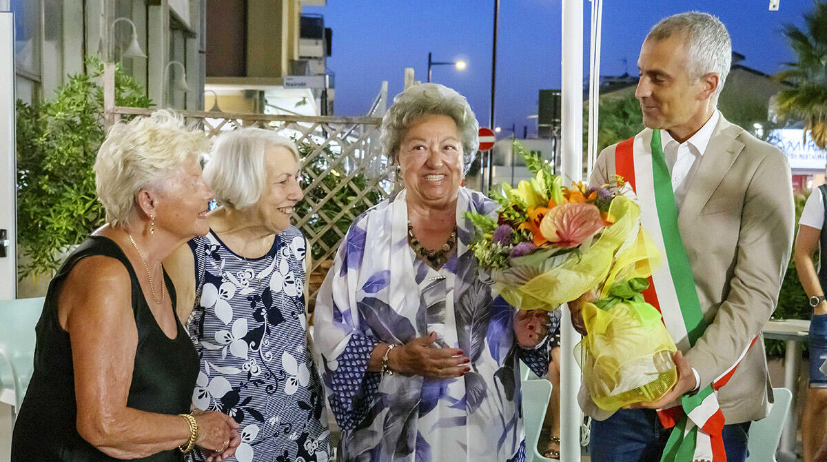 Amicizia e fedeltà alla Riviera da 70 anni: Virginia celebra le nozze di ferro con Rimini - L'incontro della fedele turista con il sindaco di Rimini Jamil Sadegholvaad