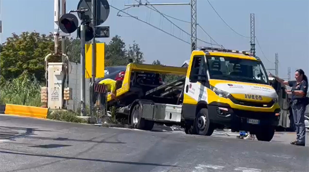 Incidente stradale interrompe la circolazione ferroviaria sulla linea Ravenna Rimini - Il carroattrezzi intervenuto per rimuovere l'auto sui binari