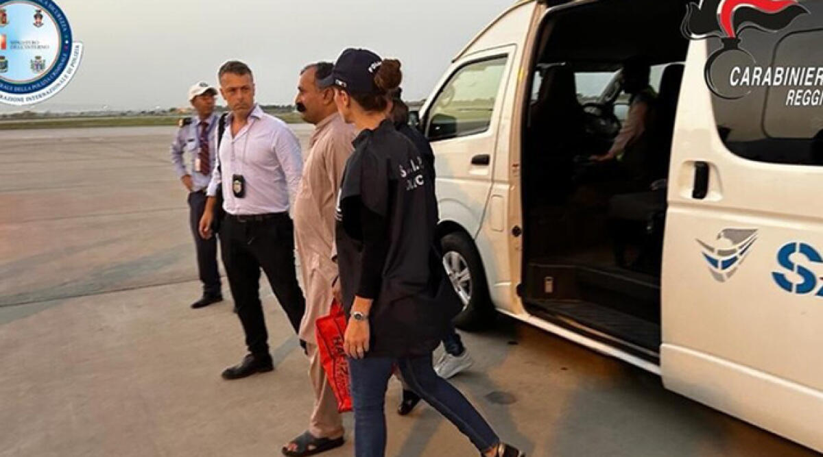 Il padre di Saman preso in consegna, in viaggio per l'Italia - Estradato il padre di Saman Abbas per l'omicidio della figlia, verso il processo