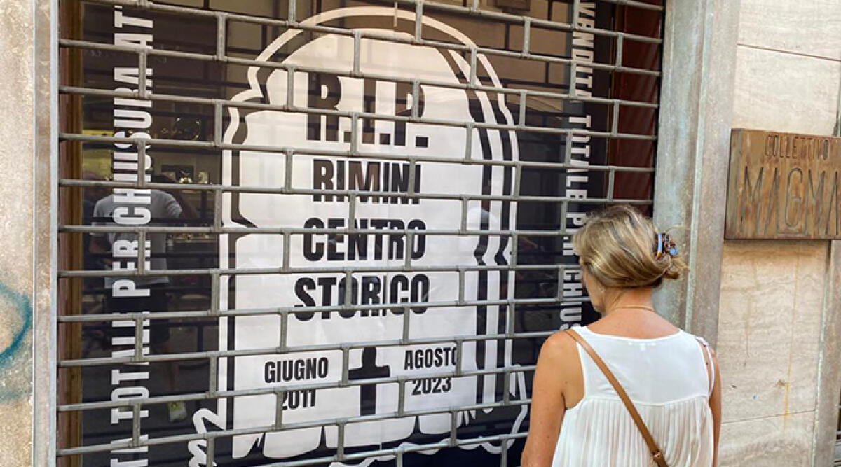 Il Collettivo Magma comunica la sua scomparsa, "Rip Rimini Centro Storico" - Il Collettivo Magma annuncia la scomparsa. Il manifesto nella vetrina del negozio in via Sigismondo