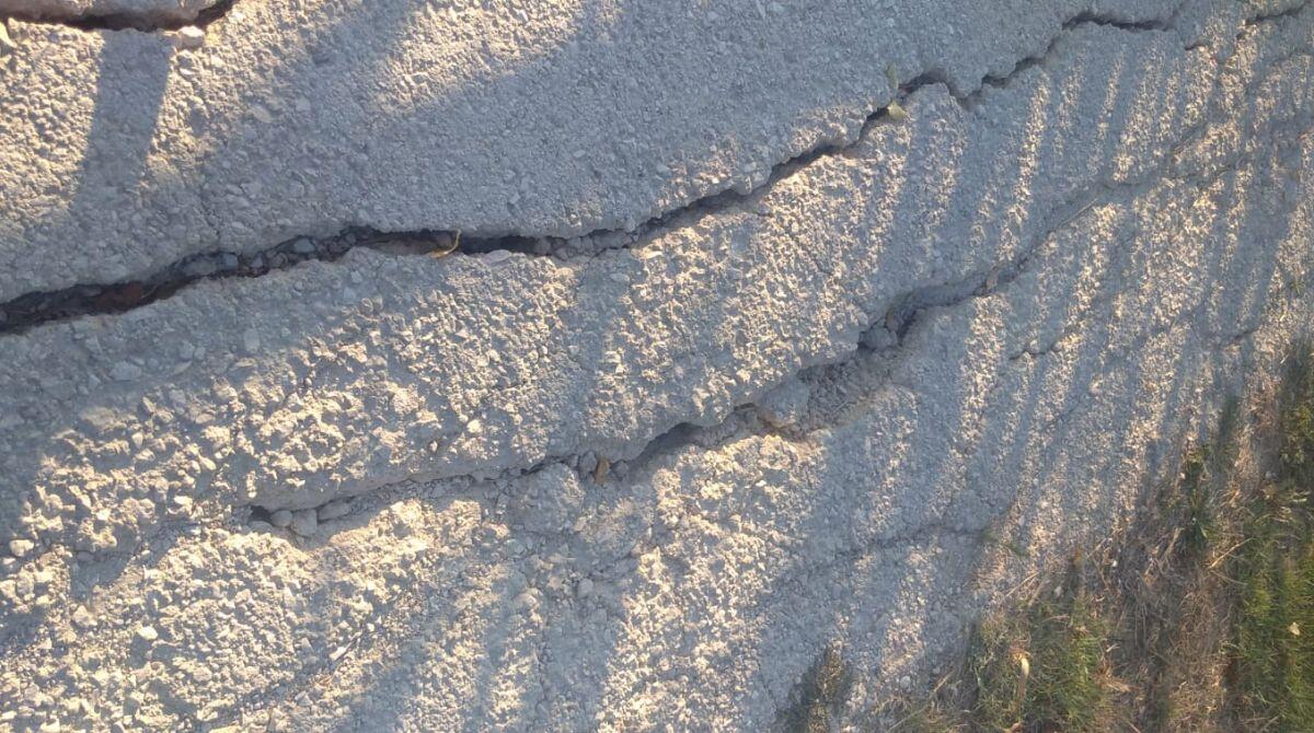 Ciclabile non sicura per buche sulla pista. La segnalazione - Le immagini inviate dal nostro lettore