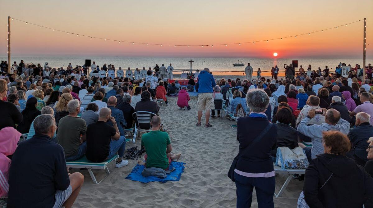 Messa all'alba di Ferragosto, oltre 1000 persone in spiaggia a Rimini - Messa all'alba di Ferragosto