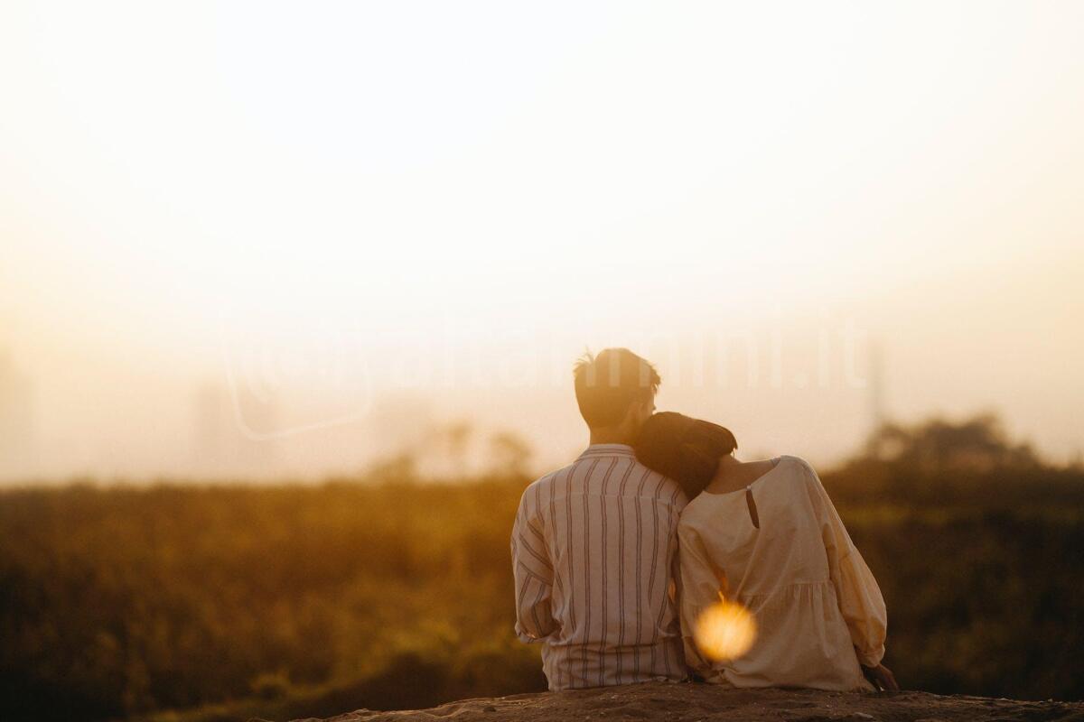 L'amore ai tempi di internet: sentimenti e adolescenza in una conferenza a Viserba - Photo by Văn Thắng on <a href="https://www.pexels.com/photo/man-and-woman-near-grass-field-1415131/" rel="nofollow">Pexels.com</a>