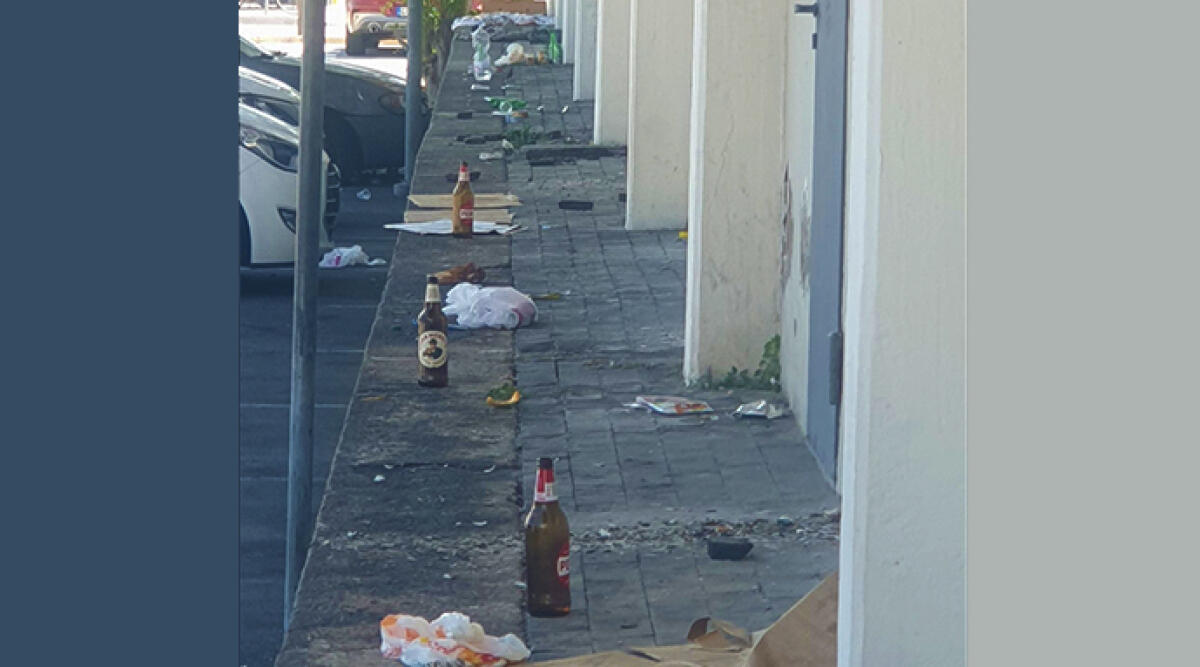 Sporcizia e abbandono alla stazione ferroviaria di Rimini - Degrado nei pressi del muro del Bike Park