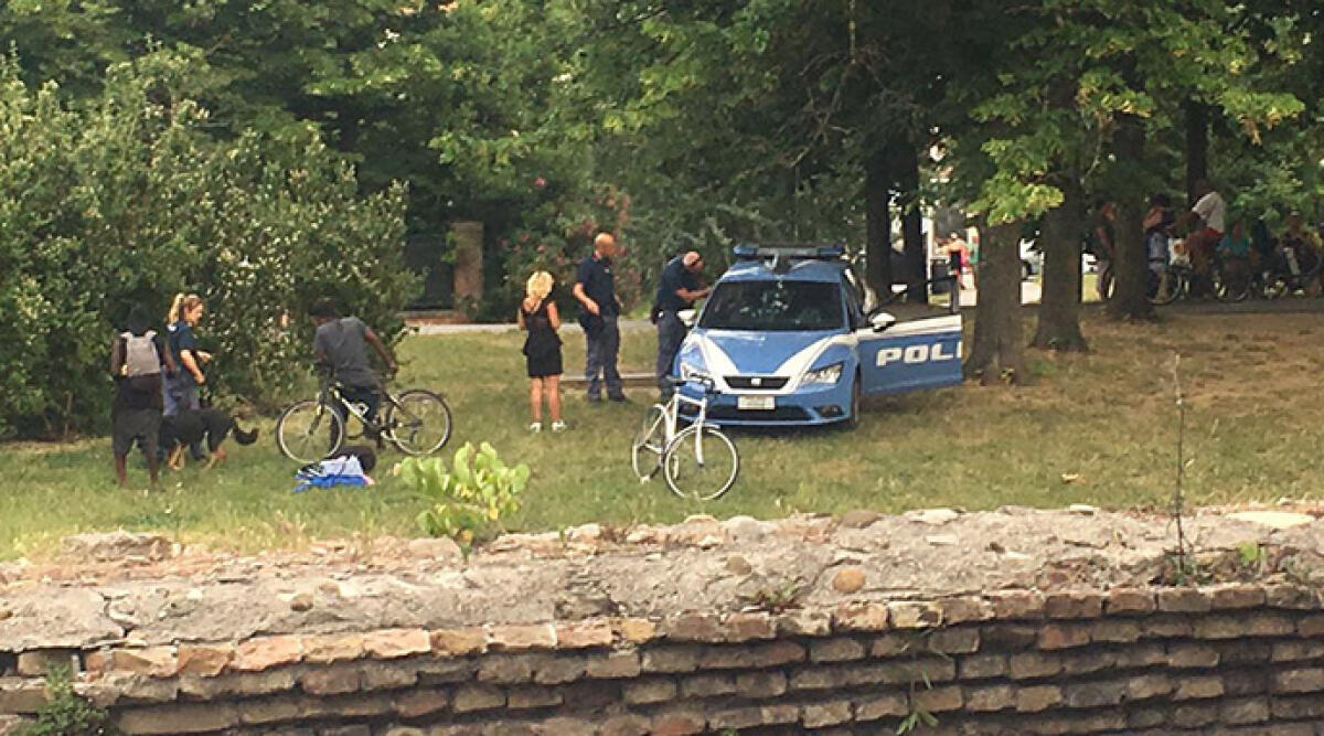 Sangue nel Parco Cervi di Rimini, accoltellato nordafricano - Accoltellamento al parco Cervi di Rimini, foto di repertorio