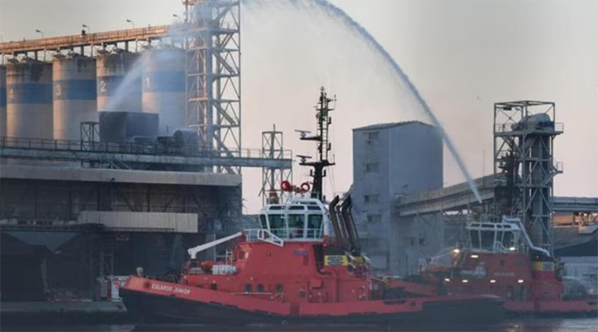 Incendio al porto di Ravenna, alta colonna di fumo - Incendio a Ravenna, foto Tgr ER
