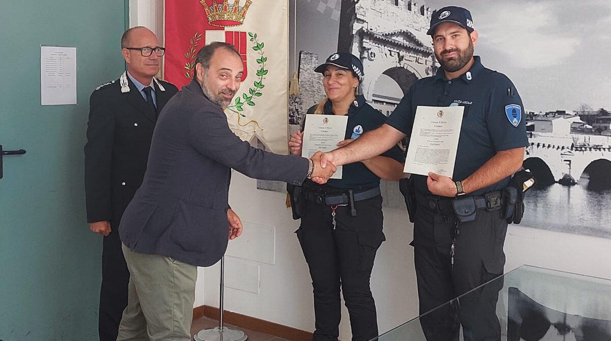 Marzia Casale e Matteo Licciardello, premiati i due agenti riminesi che hanno salvato una donna colpita da malore - L'assessore Magrini si complimenta con i due agenti