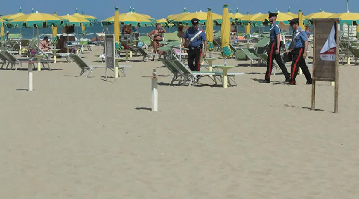 Ruba in spiaggia sotto gli occhi di un Carabiniere libero dal servizio: arrestato - Carabinieri in perlustrazione sulla spiaggia ARCHIVIO