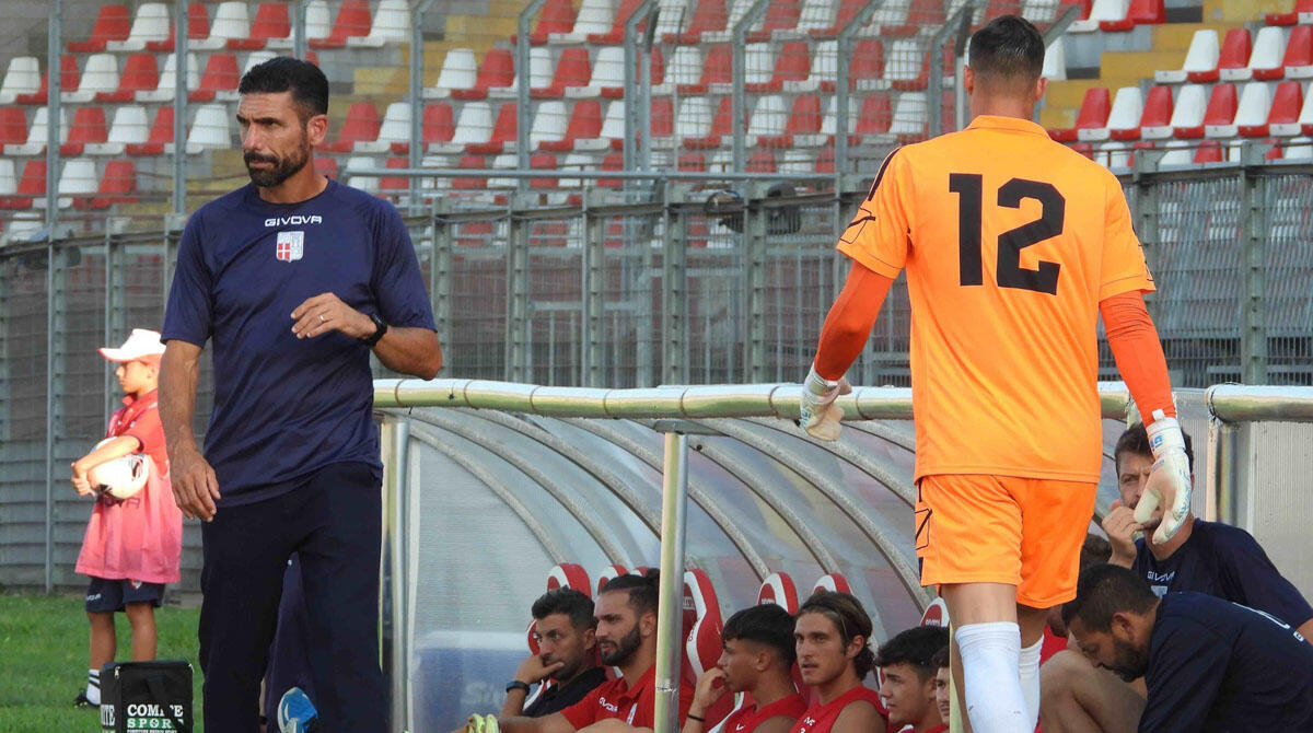 I giocatori under del Rimini Calcio: scommesse che hanno bisogno di tempo. Over: Tonelli avanza la sua candidatura - L'allenatore Diego Raimondi PH MAZZOCCHI