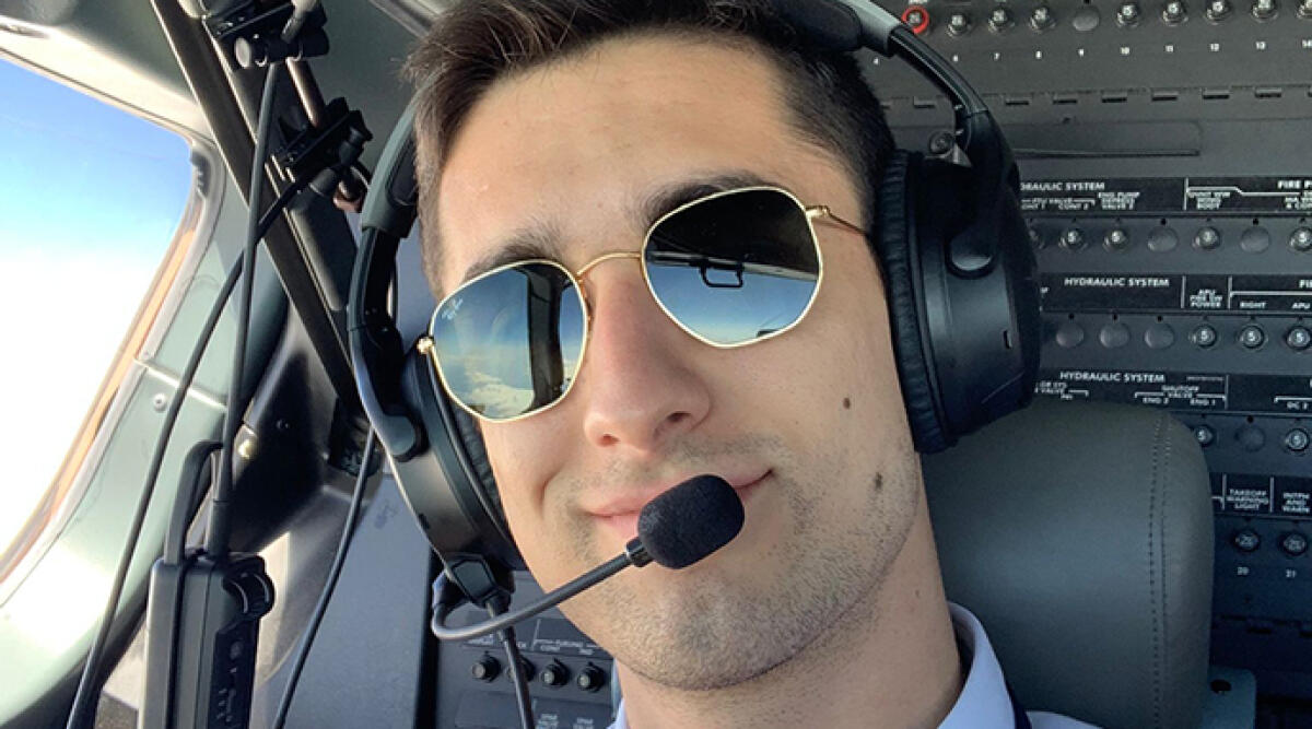 Luca Mordini di Rimini, da cameriere a pilota Ryanair a soli 22 anni - Luca Mordini, giovane pilota Boing 737