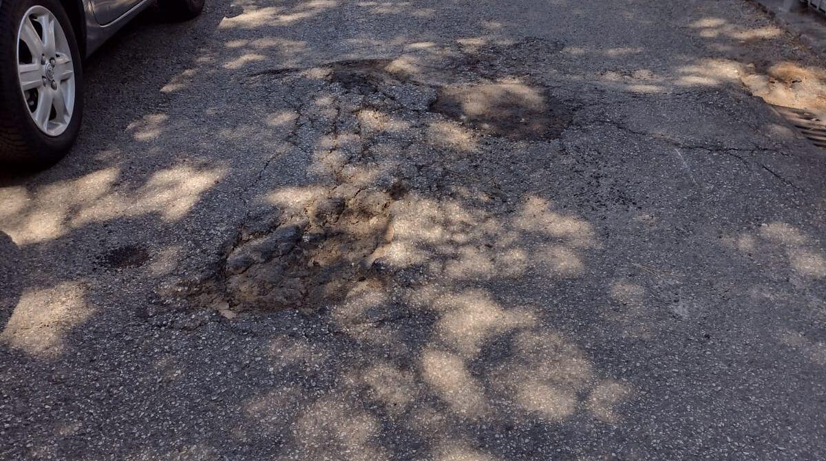 Rimini, parte di strada rovinata e pericolosa per bici e moto. La segnalazione - La foto inviata dal nostro lettore