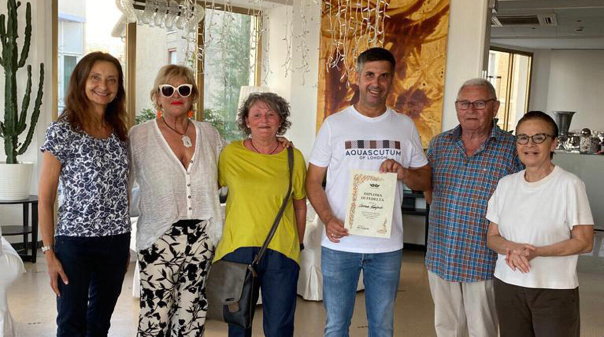 "Qua ci sentiamo a casa": Cattolica omaggia la famiglia tedesca. Da oltre 40 anni in vacanza nella Regina - L'assessore Belluzzi incontra la famiglia Kaspar, Cattolica
