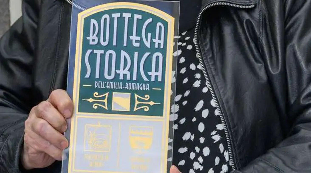 Rimini, boom di iscrizioni all'albo delle Botteghe Storiche - La targa di Bottega Storica
