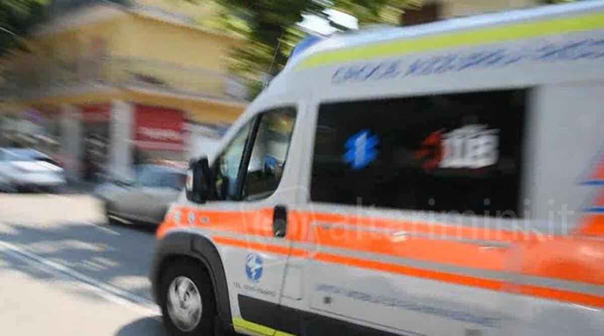 Simula malore per passaggio da ambulanza, voleva comprare una bibita, 30enne denunciato a Imola - Archivio