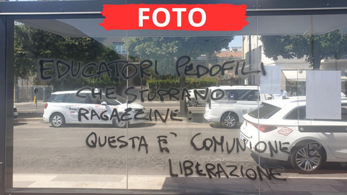 Atto vandalico alla stazione, provocazione sulle vetrine durante il Meeting - La vetrata imbrattata con slogan provocatori e offensivi