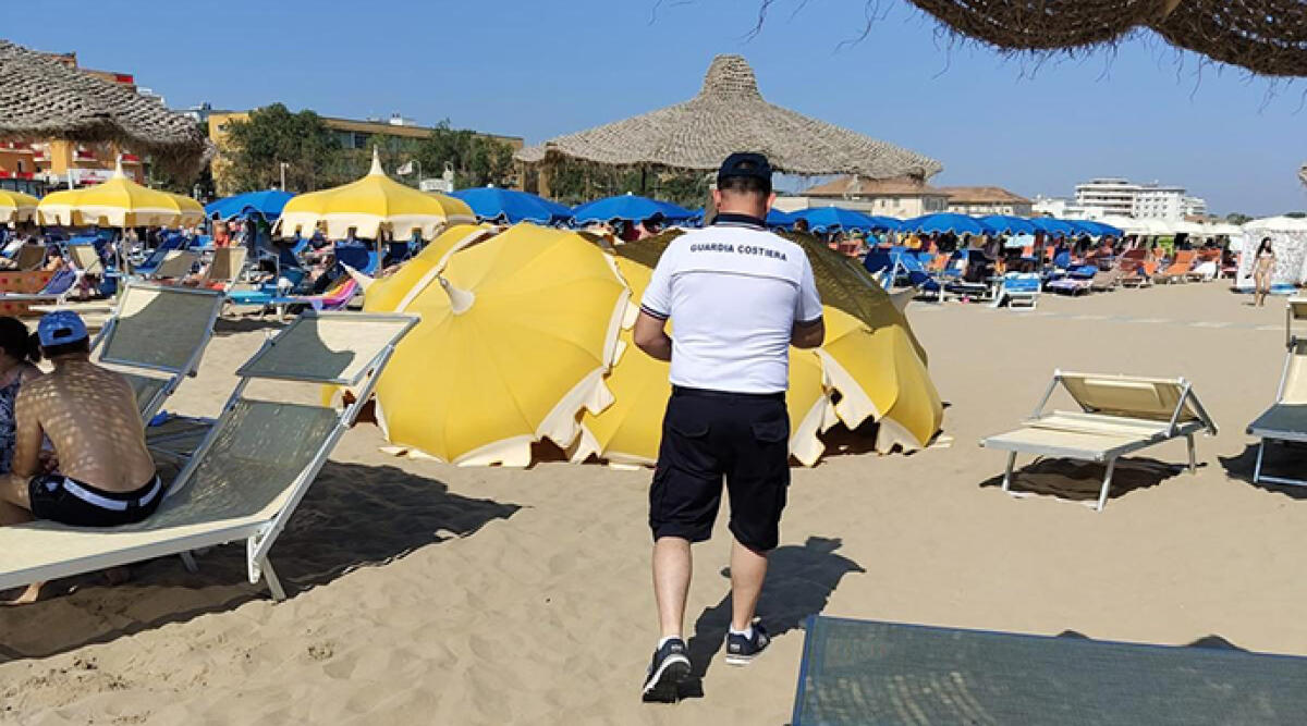 Tragico decesso del 35enne turista a Rimini: ordinata un'autopsia per accertare le cause - La vittima coperta dagli ombrelloni