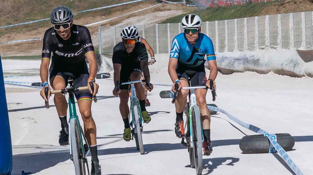Cicloturismo, potenzialità enormi ma non espresse. A Italian Bike Festival gare ciclistiche per scoprire il territorio riminese - Tre ciclisti impegnati ne "La Gialla Gravel"
