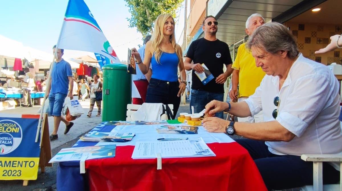 Paolini (Fratelli d'Italia): "riccionesi stanchi di politici rancorosi e c'è scoramento per calo del turismo e crisi economica" - Stefano Paolini al banchetto di Fratelli d'Italia: in piedi Domenica Spinelli