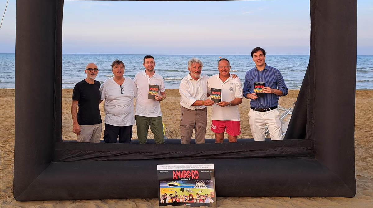 Amarcord dalla A alla Z, il libro dizionario felliniano presentato in spiaggia a Rimini - Da sinistra Leonetti, Olivieri, Bagnaresi, Miro Gori, Vanni e l'assessore Bragagni.