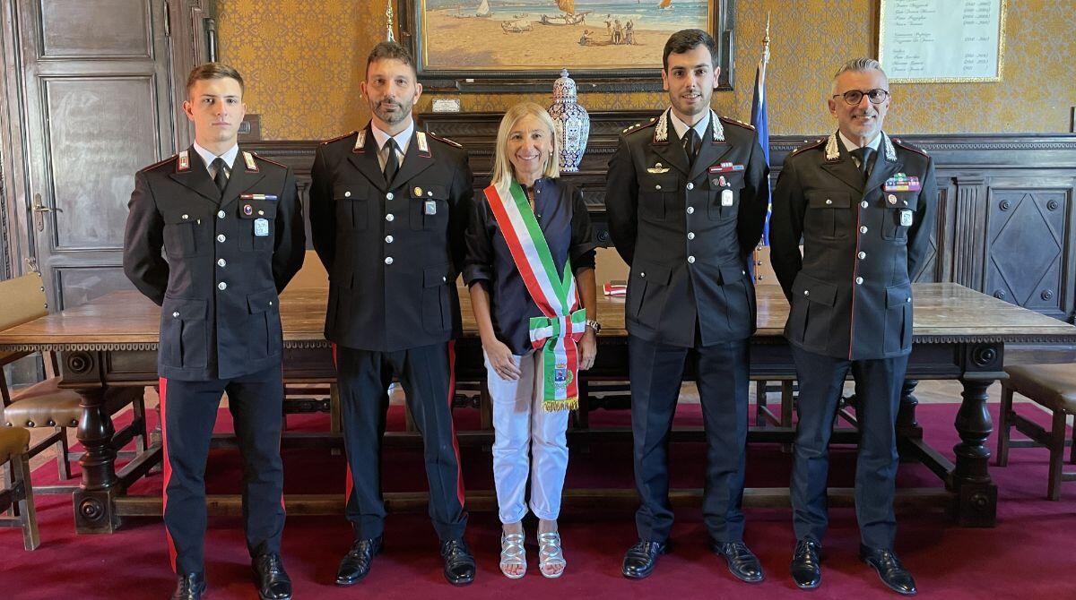 Voleva gettarsi sotto al treno, salvata dai Carabinieri. I militari ricevuti in comune - La Sindaca con i Carabinieri
