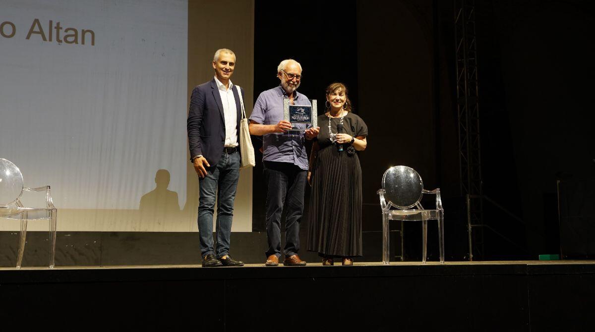 Ancora pochi giorni per visitare la mostra "A come Altan, P come Pimpa" a Rimini - Altan premiato dal sindaco di Rimini Sadegholvaad e da Sabrina Zanetti