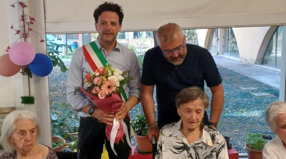Maria Rossi, nuova centenaria di Rimini, la città che ha scelto per amore - Maria festeggiata dall'assessore Morolli e da Stefano Vitali