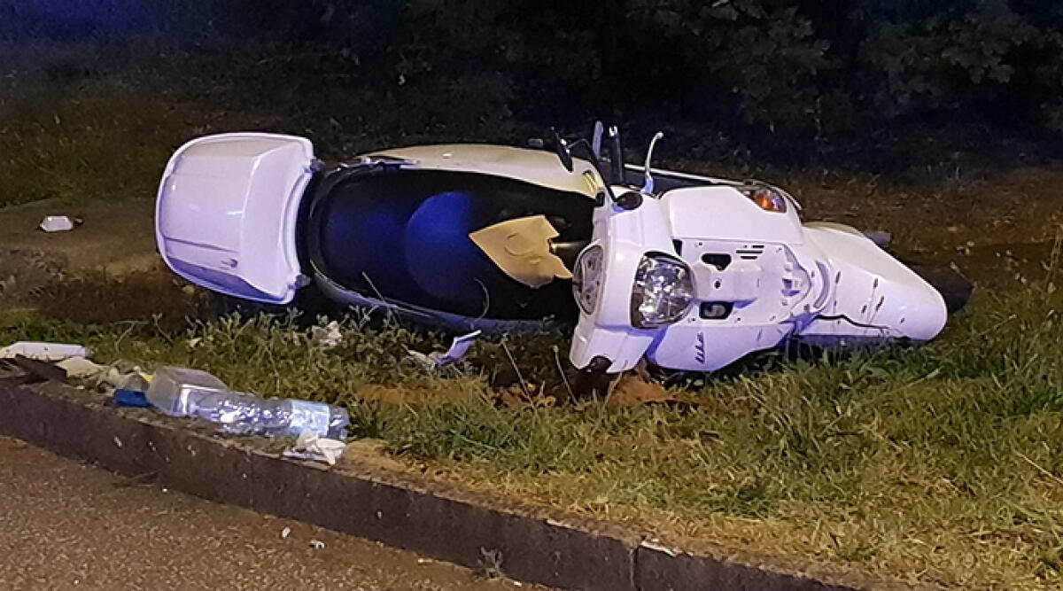 Incidente a Rimini: Audi e scooter, giovane coppia coinvolta - Lo scooter dopo l'incidente