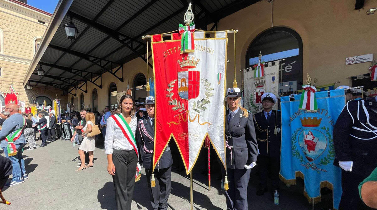 Strage della Stazione di Bologna, anche Rimini partecipa al ricordo - L'assessore Mattei con il gonfalone del Comune di Rimini
