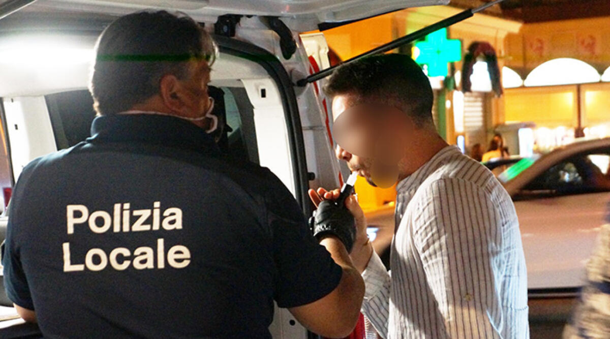 Sedici patenti ritirate in una notte per guida in stato di ebbrezza. Anche multa di 544 euro - Controlli della Polizia locale (repertorio)