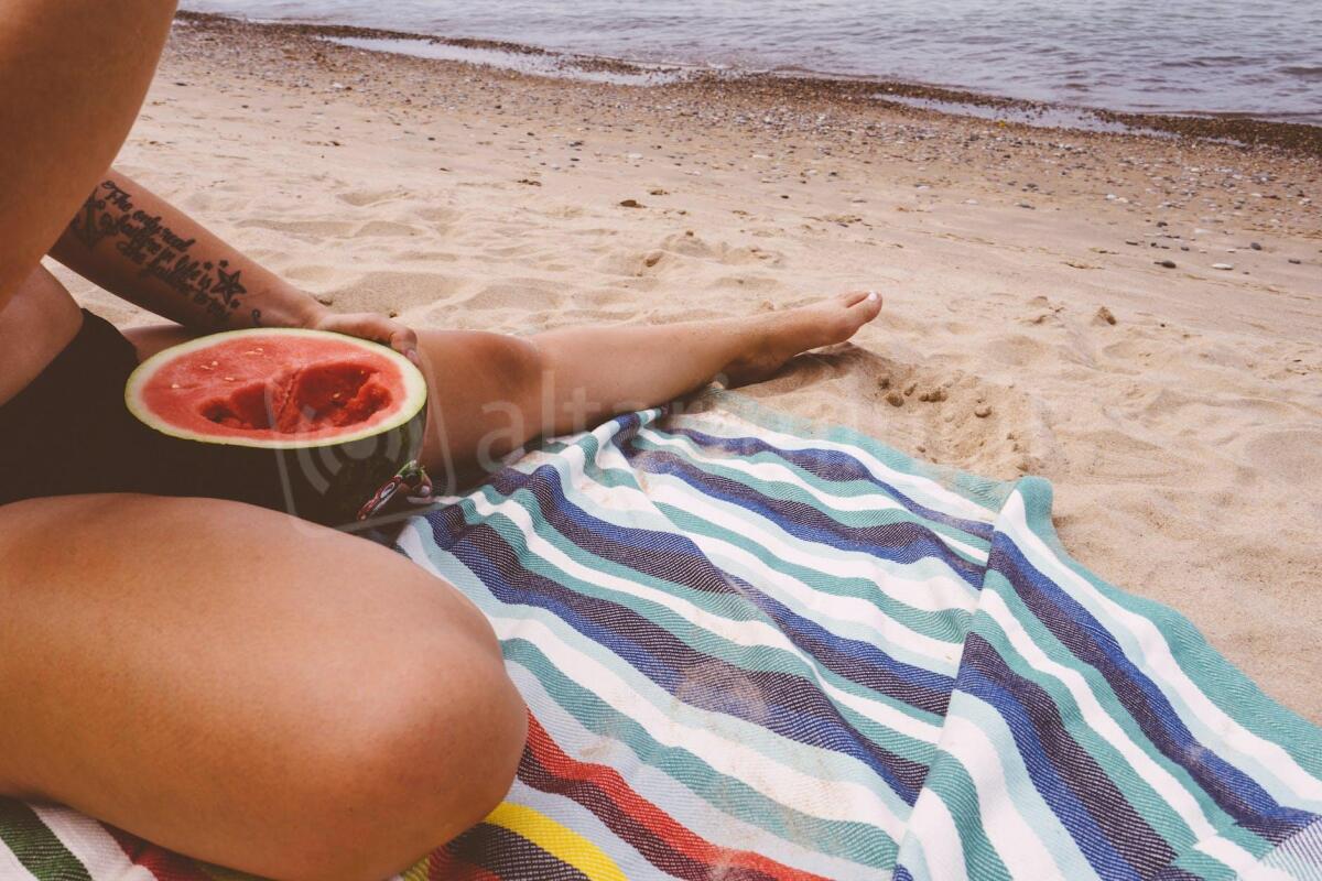 Frutta e prodotti del territorio in regalo ai turisti: gli agricoltori tornano in spiaggia per promuovere le eccellenze - Photo by Scott Webb on <a href="https://www.pexels.com/photo/person-eating-watermelon-by-the-beach-137615/" rel="nofollow">Pexels.com</a>