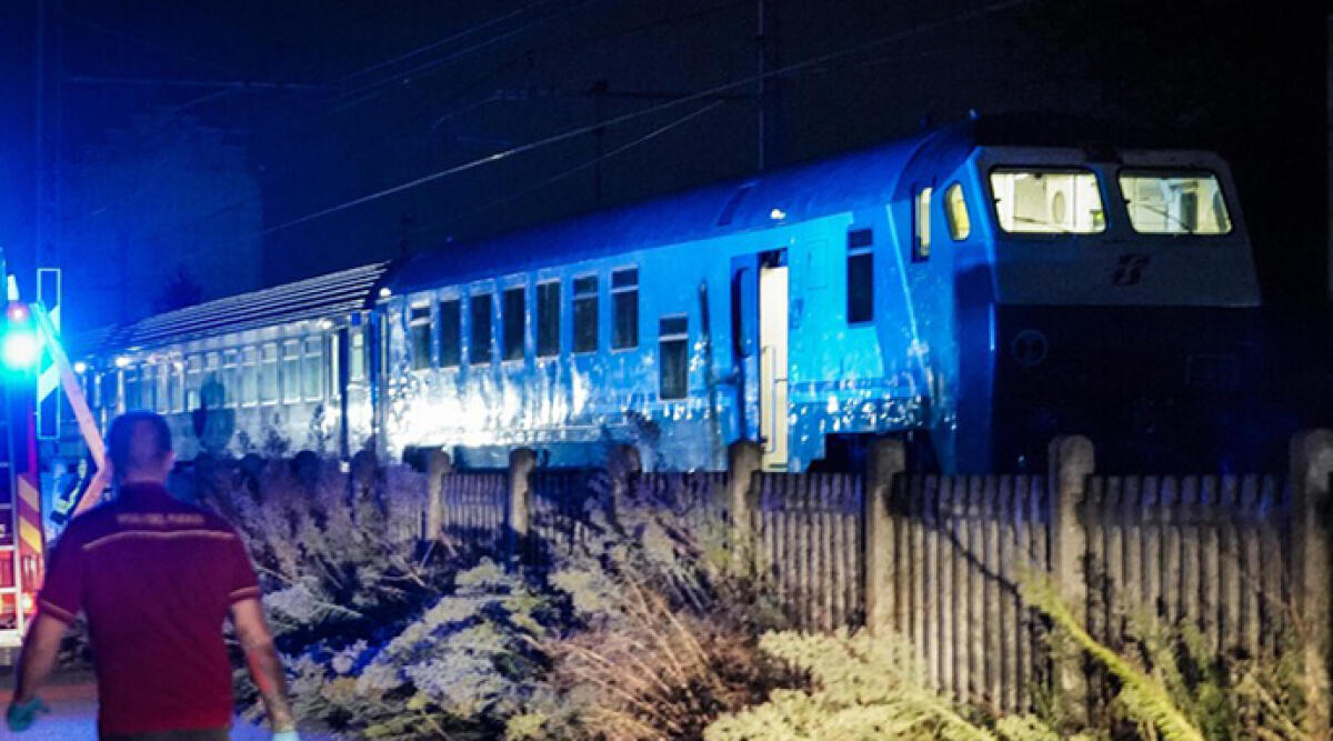 Cinque operai investiti e uccisi da un treno nel torinese - Foto Ansa
