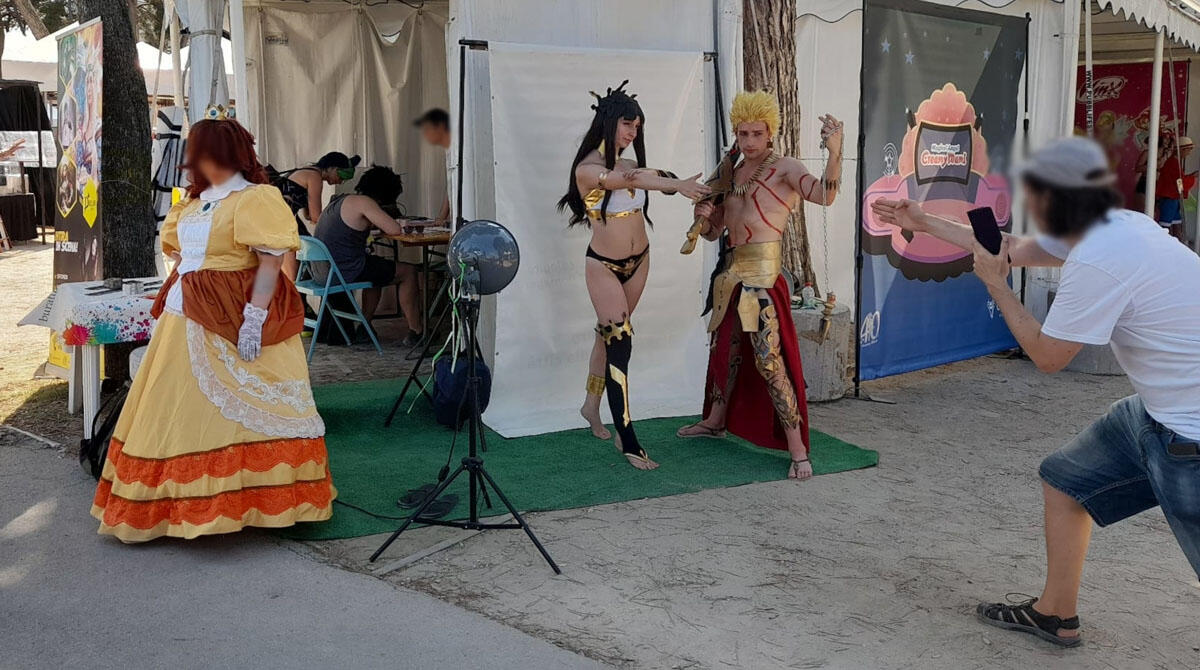 Da Rimini Comix una bella storia di inclusività: tre ragazzi avviano start up e aprono speciale set per cosplayer - Cosplayer in posa 
