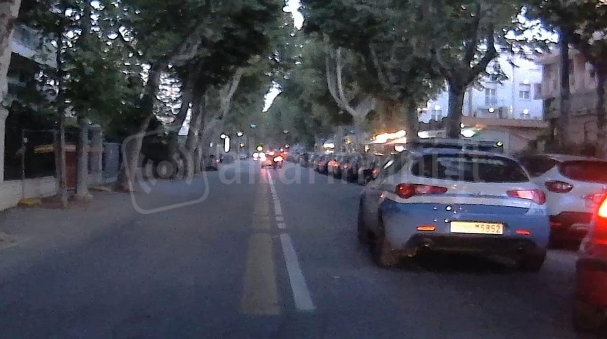 Invece dello scontrino mostra un coltello e ferisce l'esercente: aggressione in un kebab a Rimini - 