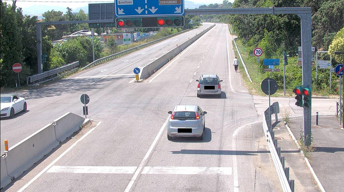 Rimini, ancora troppi passaggi con il semaforo rosso: gli occhi elettronici stanano 5mila trasgressori - Le immagini raccolte da Vista Red a Rimini