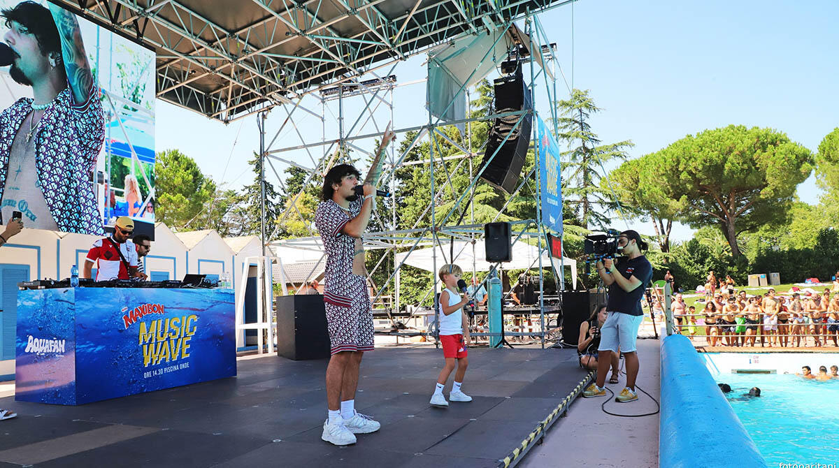 Random conquista il pubblico di Aquafan: "Che emozione suonare nella mia Riccione" - Random live ad Aquafan, Riccione