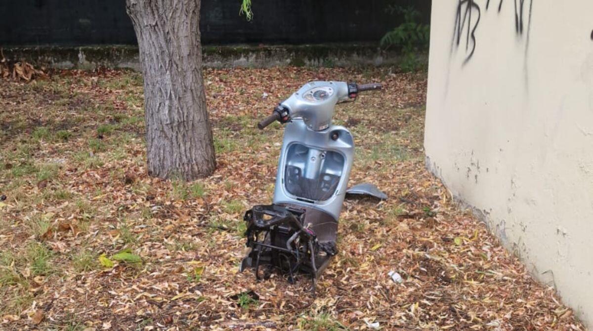 Scooter semidistrutto abbandonato al parco. La segnalazione - L'immagine inviata dal nostro lettore