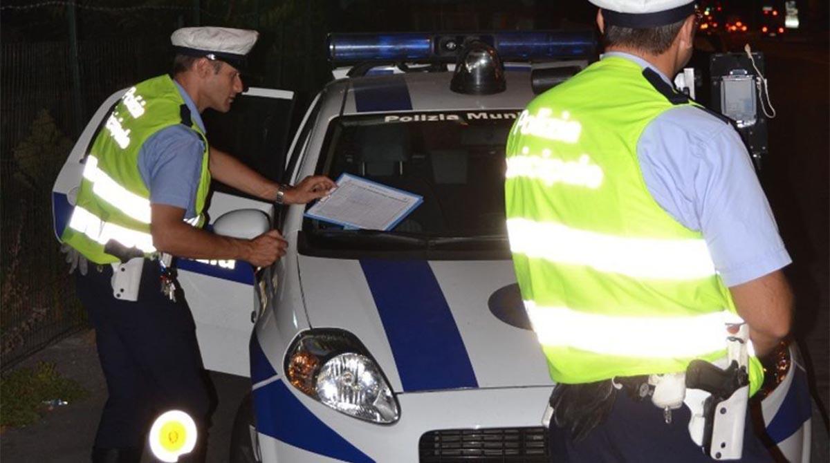 Scappa all'alt: folle fuga sui Viali delle Regine e dopo 8 km si schianta contro un albero - Polizia Locale ARCHIVIO