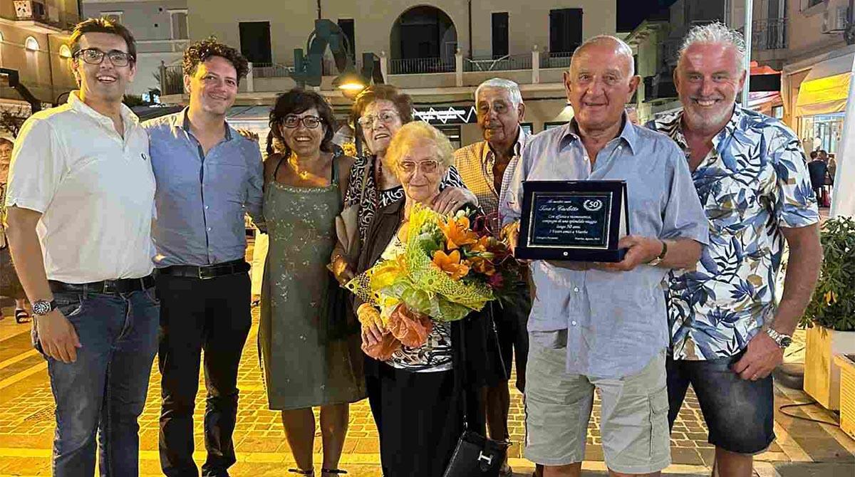Turisti fedeli a Rimini: coppia di novantenni ospite in Riviera da 50 anni nello stesso albergo - Turisti fedeli: Carlo e Tina Peroni premiati dall'assessore Morolli