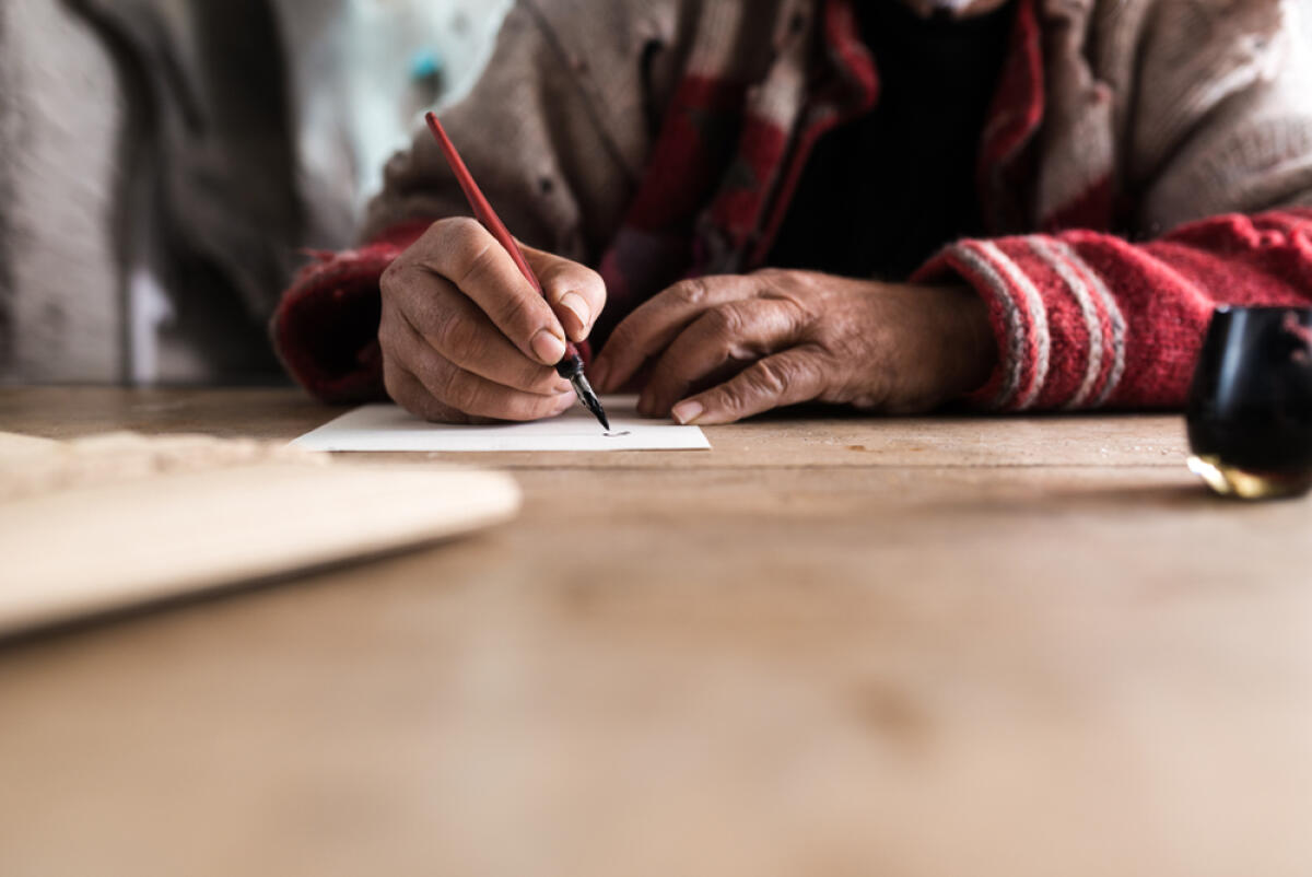 Come scrivere una lettera per donazione in memoria di un defunto -