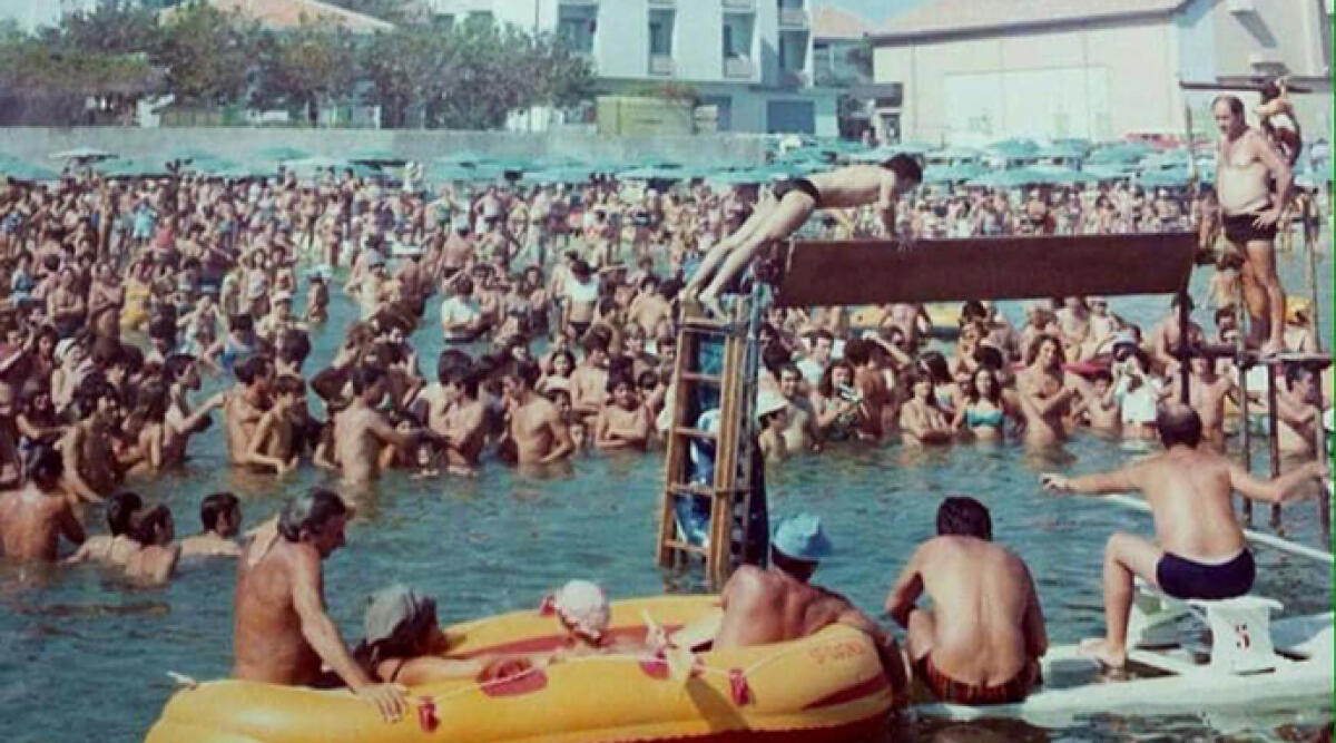 Rimini: 50 anni di cambiamento turistico, una foto confronta due ere - Ferragosto al Bagno Rosa 1976 di Torre Pedrera. Foto postata da Paolo Neri su Sei di Torre Pedrera Se