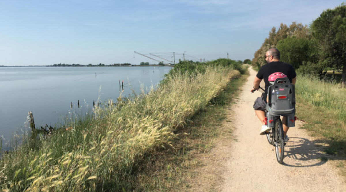 Tagli al Pnrr per ciclovie emiliano romagnole - La pista ciclabile di Comacchio